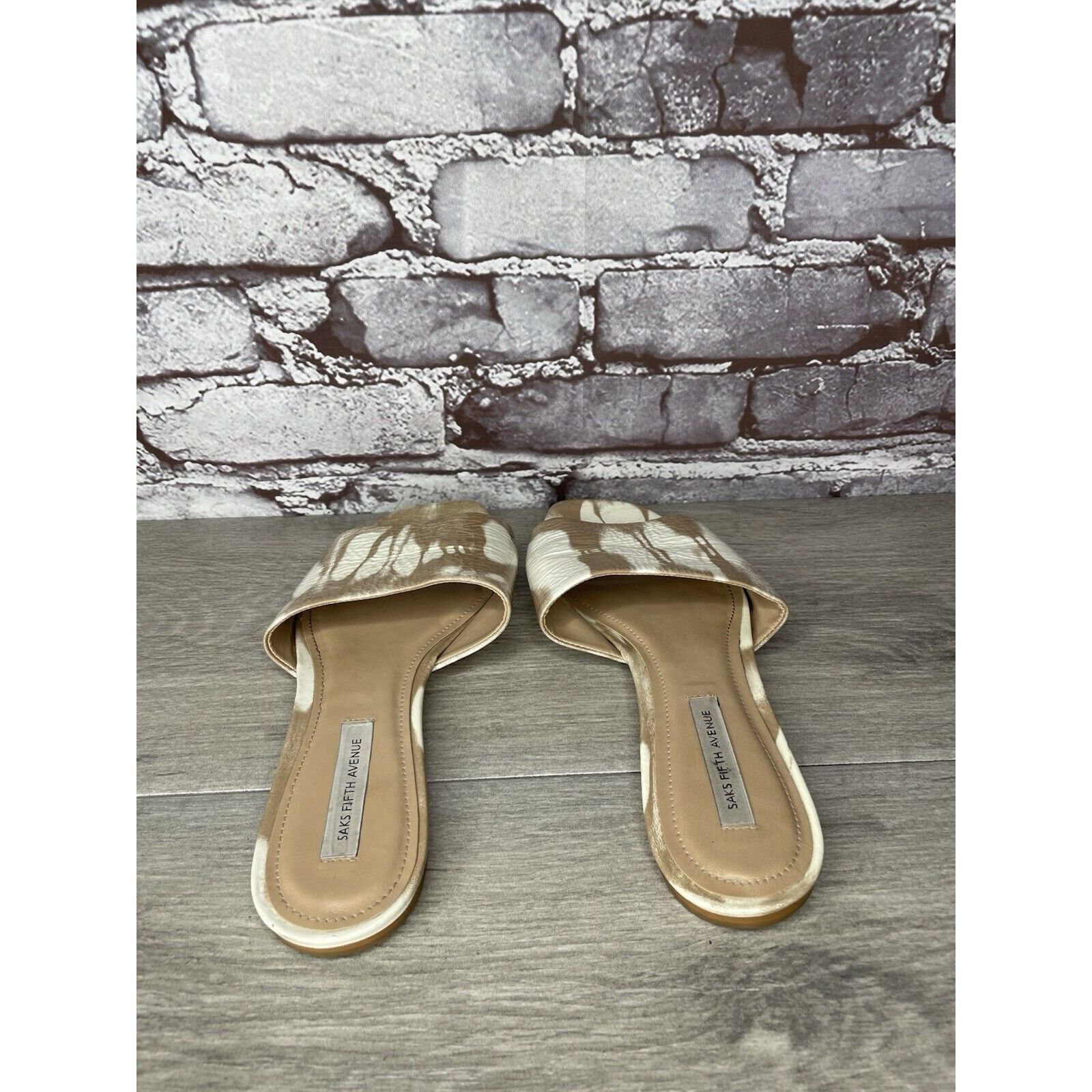 Saks Fifth Avenue Saks Fifth Avenue White Tan Patent Leather Slides Open Toe F Size US 9 / IT 39 - 5 Thumbnail