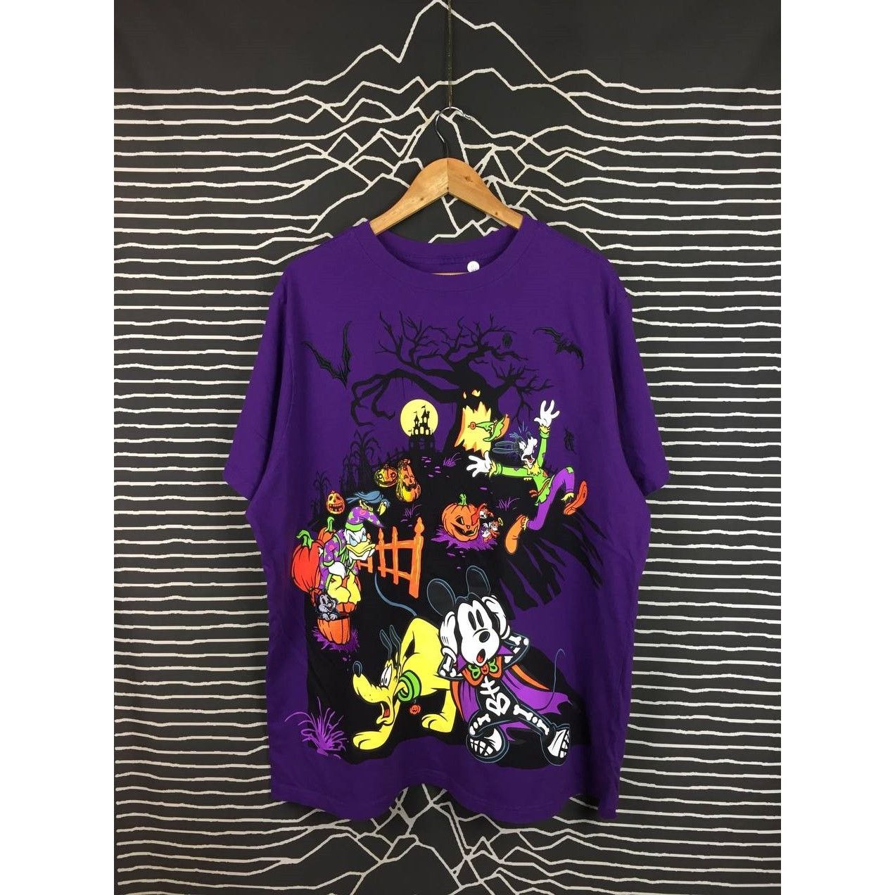 Cartoon Network Aulani Disney Resort Mickey Mouse And Friends Halloween Tee Size US XXL / EU 58 / 5 - 2 Thumbnail