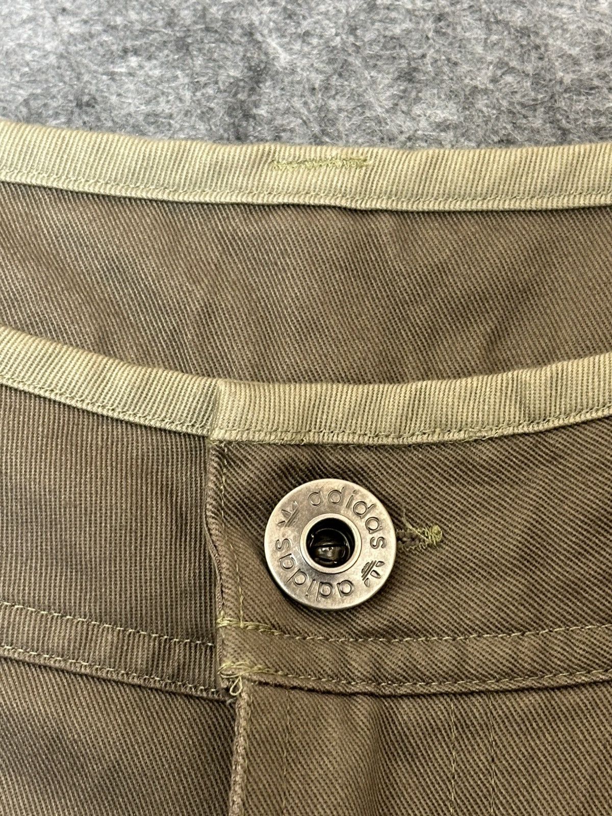 Adidas vintage Adidas cargo shorts with distinctive embroidered bee Size US 33 - 11 Thumbnail
