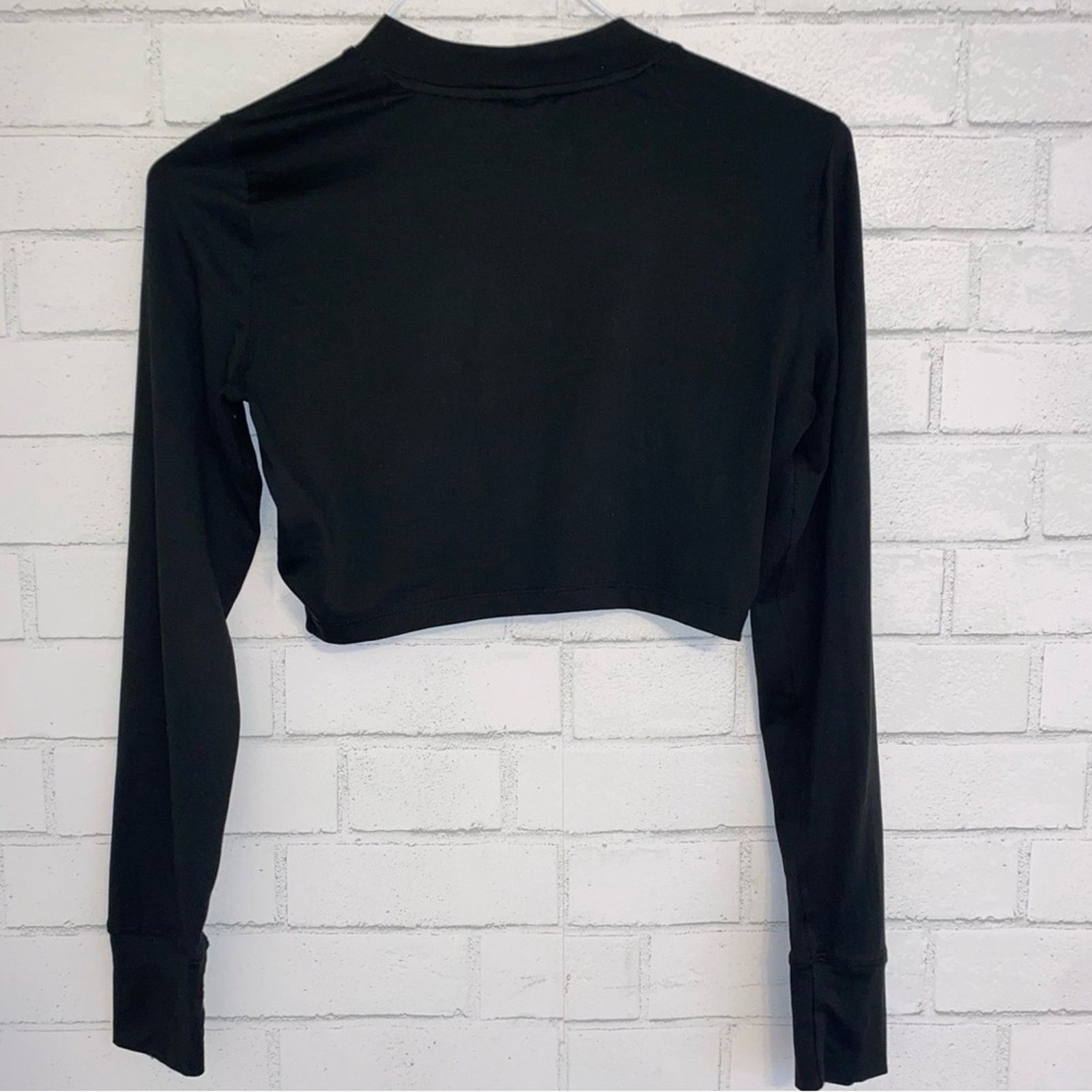 Vuori VUORI $85 LUX Long Sleeve Crop Mock Tee Blk MEDIUM EUC Size M / US 6-8 / IT 42-44 - 10 Thumbnail