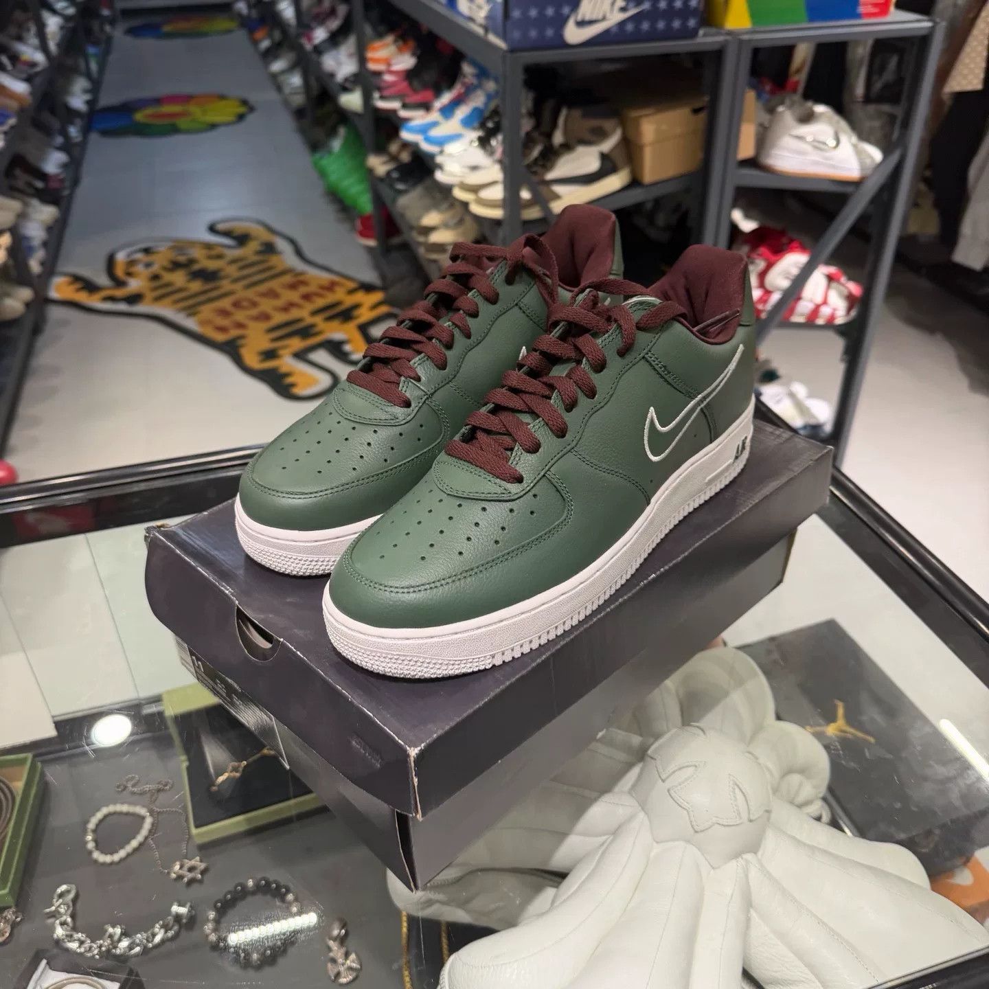 Nike Nike Green Lowtop Sneakers 11.5 Men Size US 11.5 / EU 44-45 - 1 Thumbnail