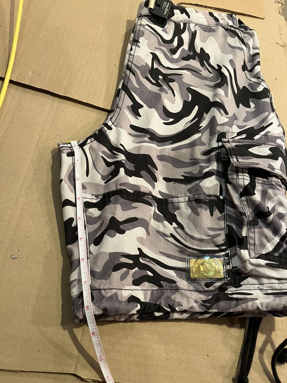 Advisory Board Crystals Camo cargo shorts Size US 29 - 4 Thumbnail