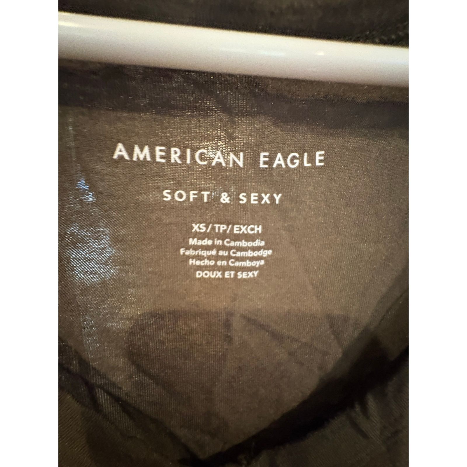 American Eagle Outfitters American Eagle Soft & Sexy XS Olive Green V-Neck T-Shirt Size XS / US 0-2 / IT 36-38 - 4 Thumbnail