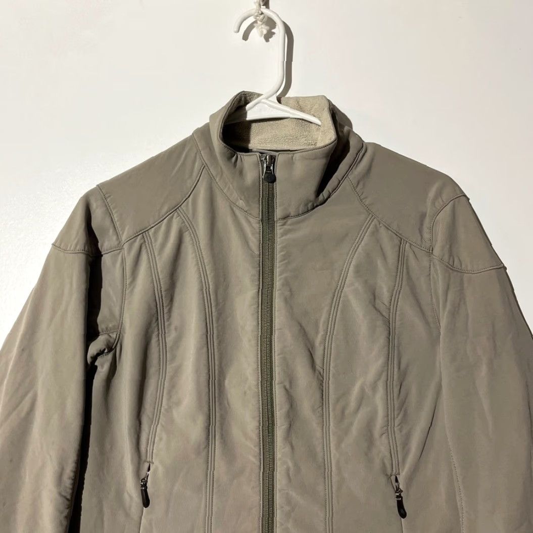 Vintage REI Womens Small Softshell Fleece Lined Jacket Taupe Gray Full Zip Mock Neck Jacket Ladies Gray Logo Zipper Knit-Softshell Casual Travel Size S / US 4 / IT 40 - 3 Thumbnail