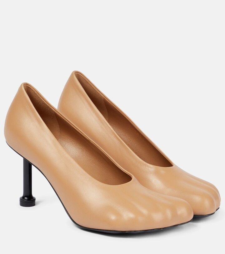Anatomic leather pumps