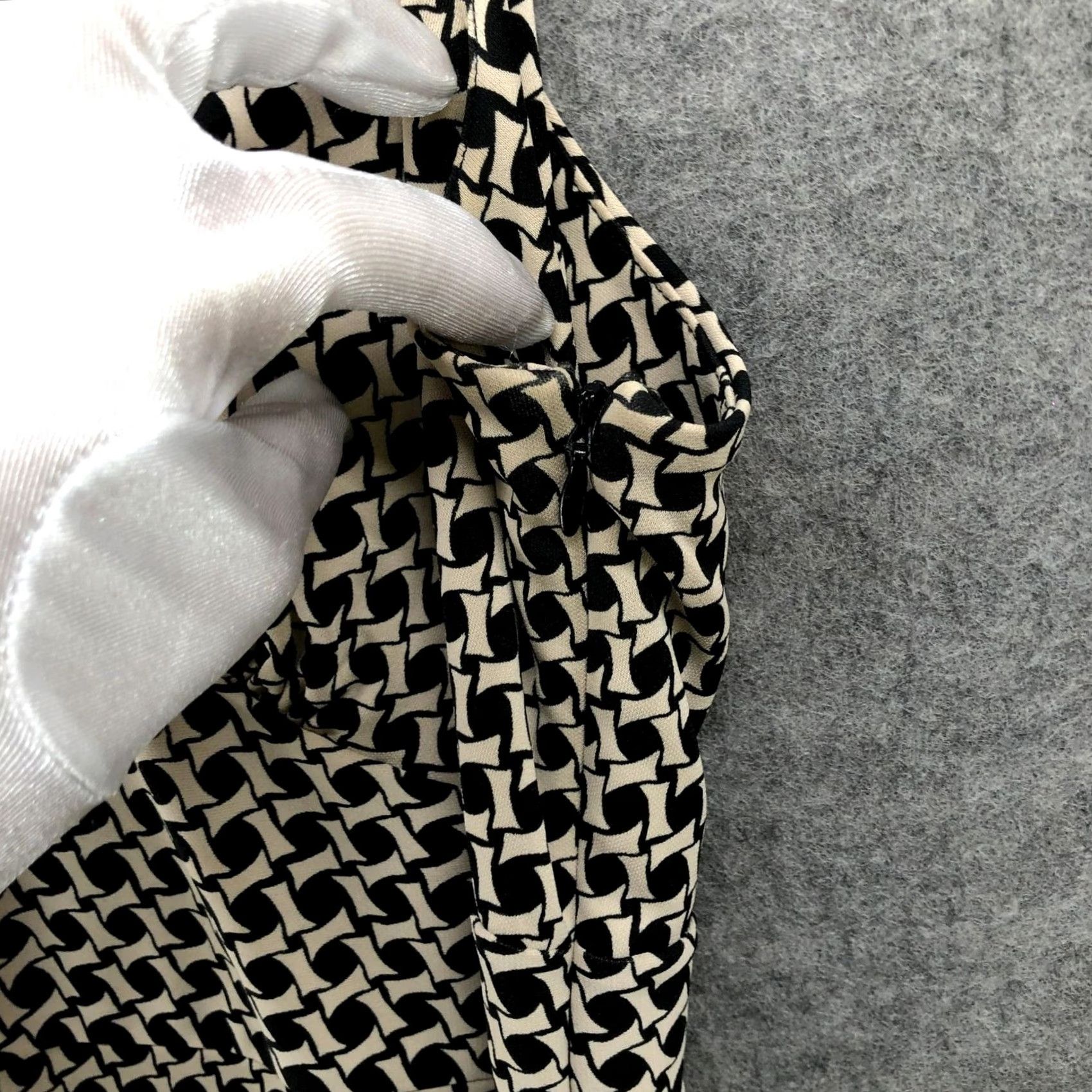 Ann Taylor VINTAGE? No. Ann Taylor Sleeveless Dress Womens 2P V-Neck Black Beige Geometric Print Midi Size XS / US 0-2 / IT 36-38 - 6 Thumbnail