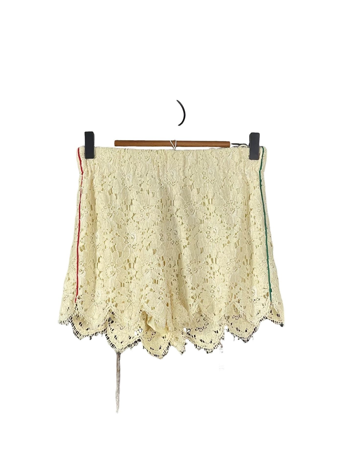 Gucci Gucci Lace Stripe Trim Shorts Size 36 Size 25" / US 0 / IT 36 - 1 Thumbnail