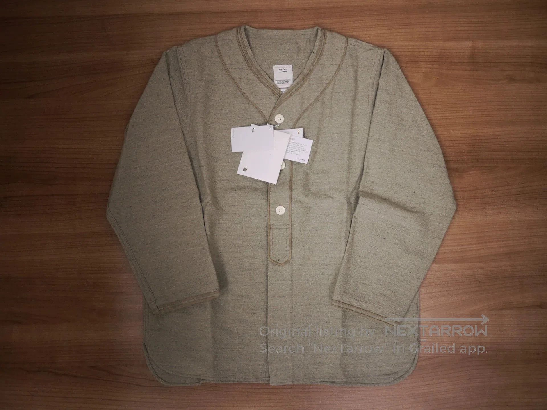 Gray Long Sleeve Button-Up Shirt Size M.