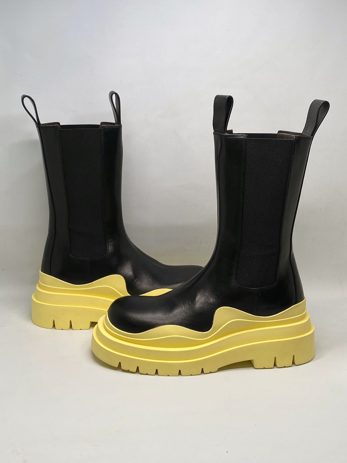 Bottega Veneta Leather Tire Chelsea Boots size 37