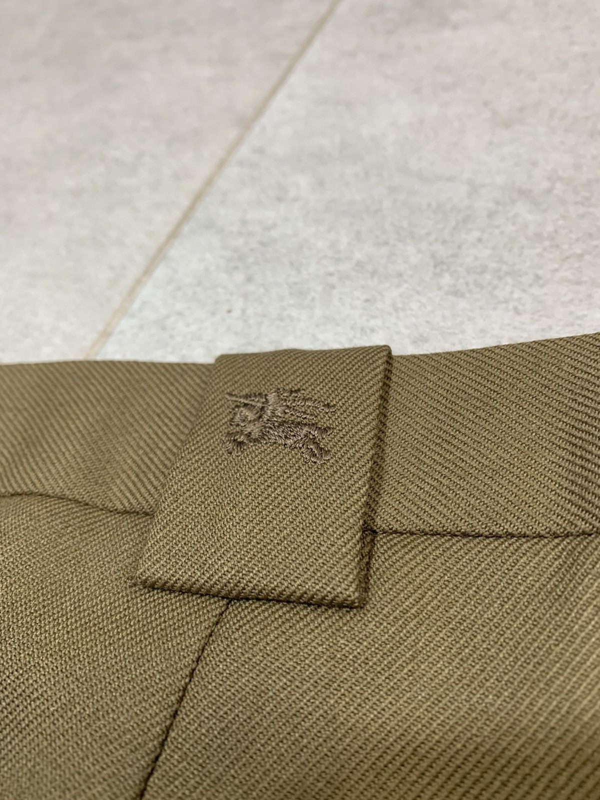 Burberry × Designer × Vintage 90s Burberry Khaki Brown Relaxed Straight Pleated Trousers Size US 36 / EU 52 - 4 Thumbnail