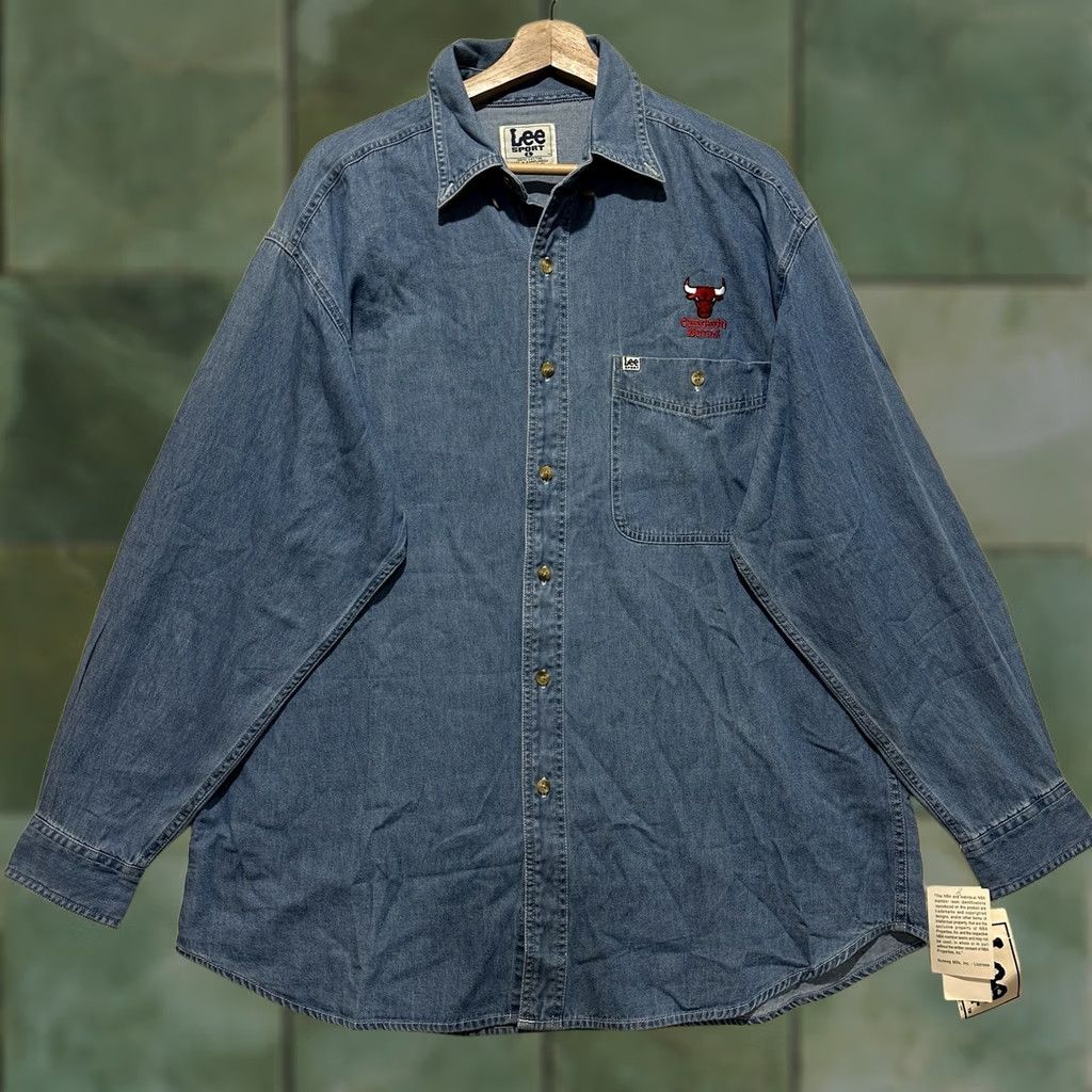 Lee VINTAGE Lee Sport Denim Button-Down Shirt Chicago Bulls Long Sleeve Sz L Men Blue Cotton 90s Sports Embroidered Pocket Regular Shirt Size US L / EU 52-54 / 3 - 1 Thumbnail