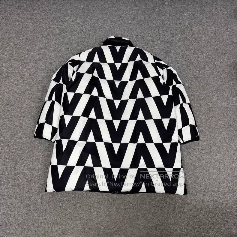 Valentino Valentino Wear a down jacket with a large logo printed on Size US M / EU 48-50 / 2 - 2 Thumbnail