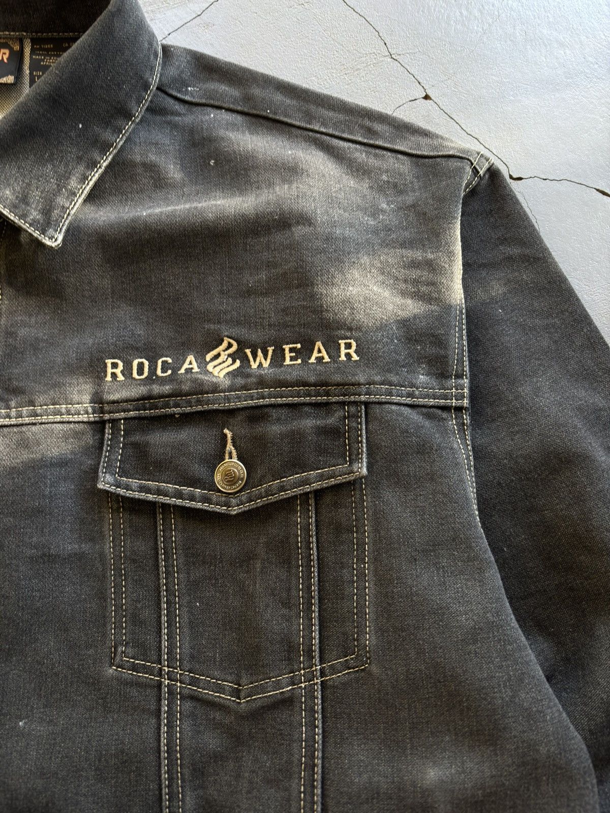Rocawear Vintage Rocawear Black Denim Jacket Faded Y2K Size L Size US L / EU 52-54 / 3 - 4 Thumbnail