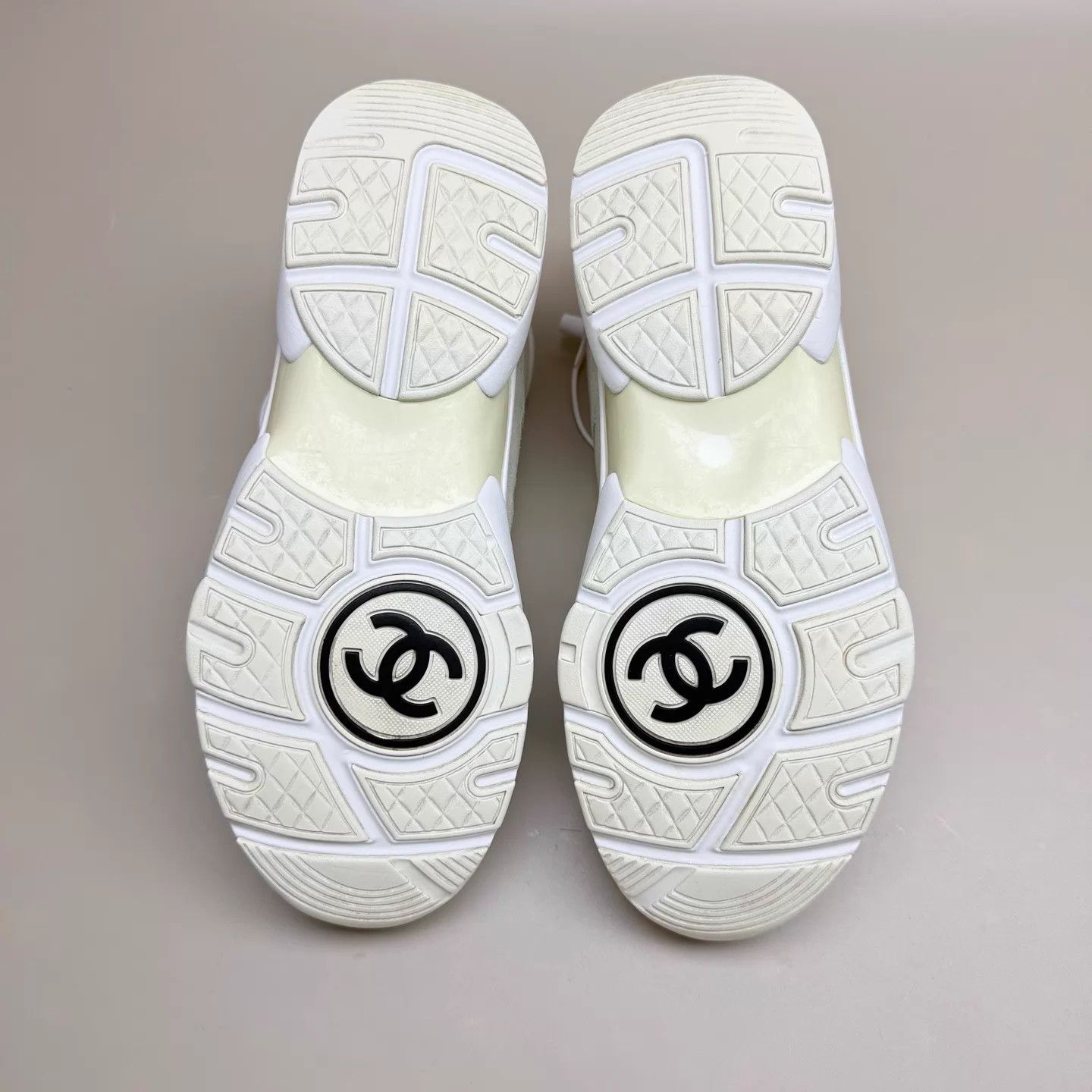 Chanel CHANEL CC Cream Suede Casual Shoes 39 EU 95 New Size US 8.5 / IT 38.5 - 7 Thumbnail