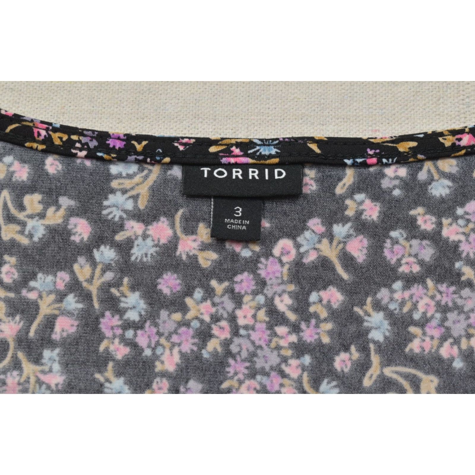 Torrid Torrid Blouse Womens Plus Size 3 Black Floral Short Sleeve V-Neck Polyester Top Casual Spring Summer Fall Mens? Size XS / US 0-2 / IT 36-38 - 7 Thumbnail