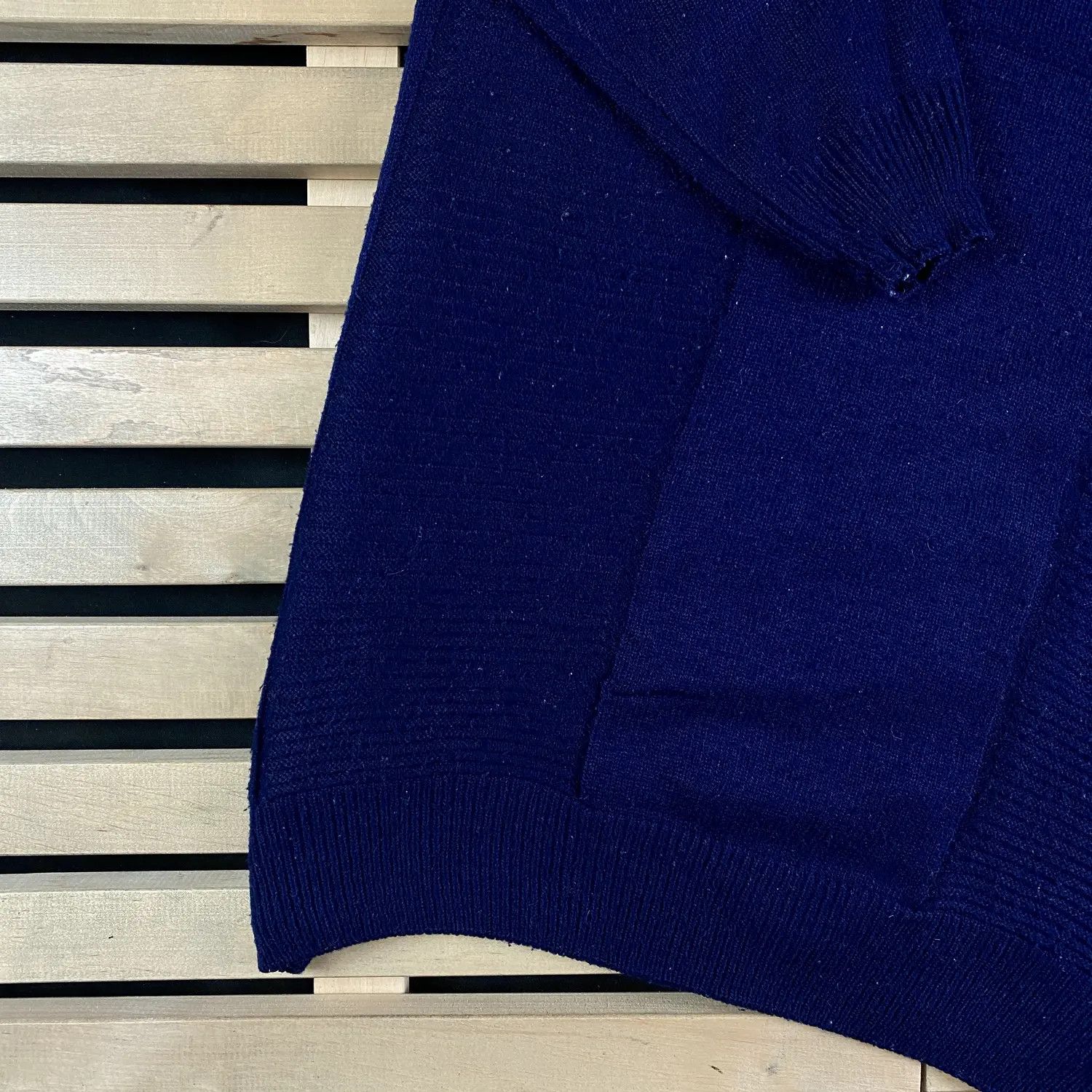 Lacoste × Vintage Mens Sweater Chemise Lacoste V Neck Vintage Size XL Size US XL / EU 56 / 4 - 3 Thumbnail