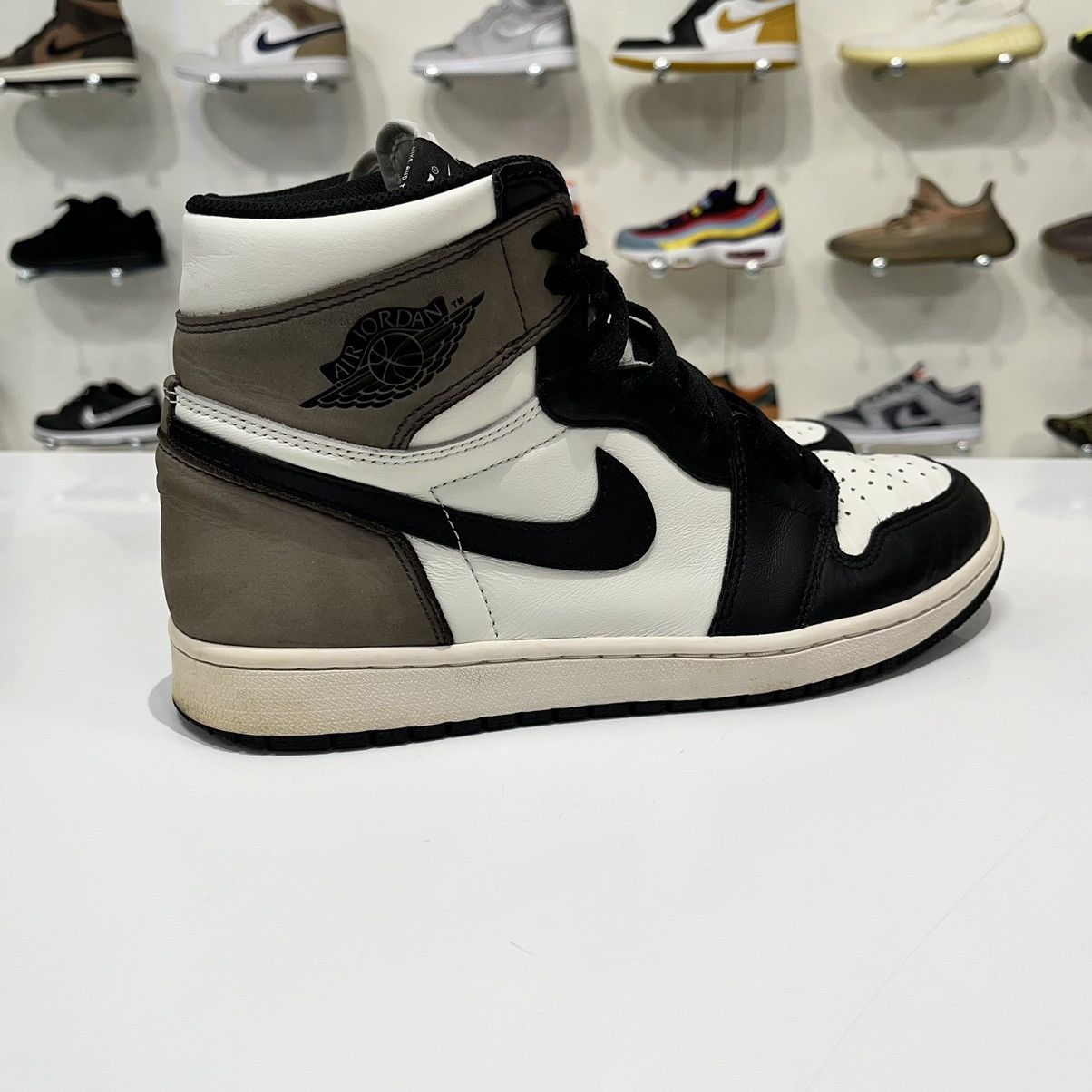 Nike Air Jordan 1 Retro High Dark Mocha Size US 10 / EU 43 - 6 Thumbnail