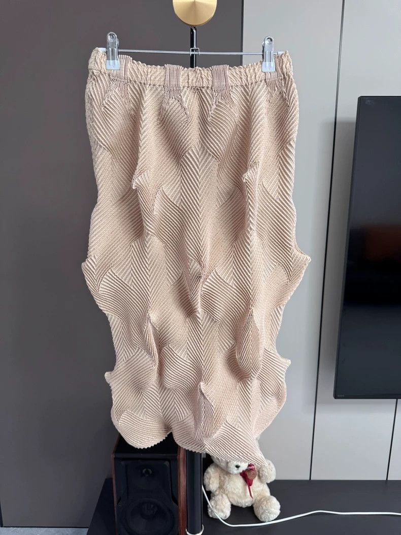 Issey Miyake Issey Miyake size:1 Light beige flower bud skirt Size 22" - 2 Thumbnail