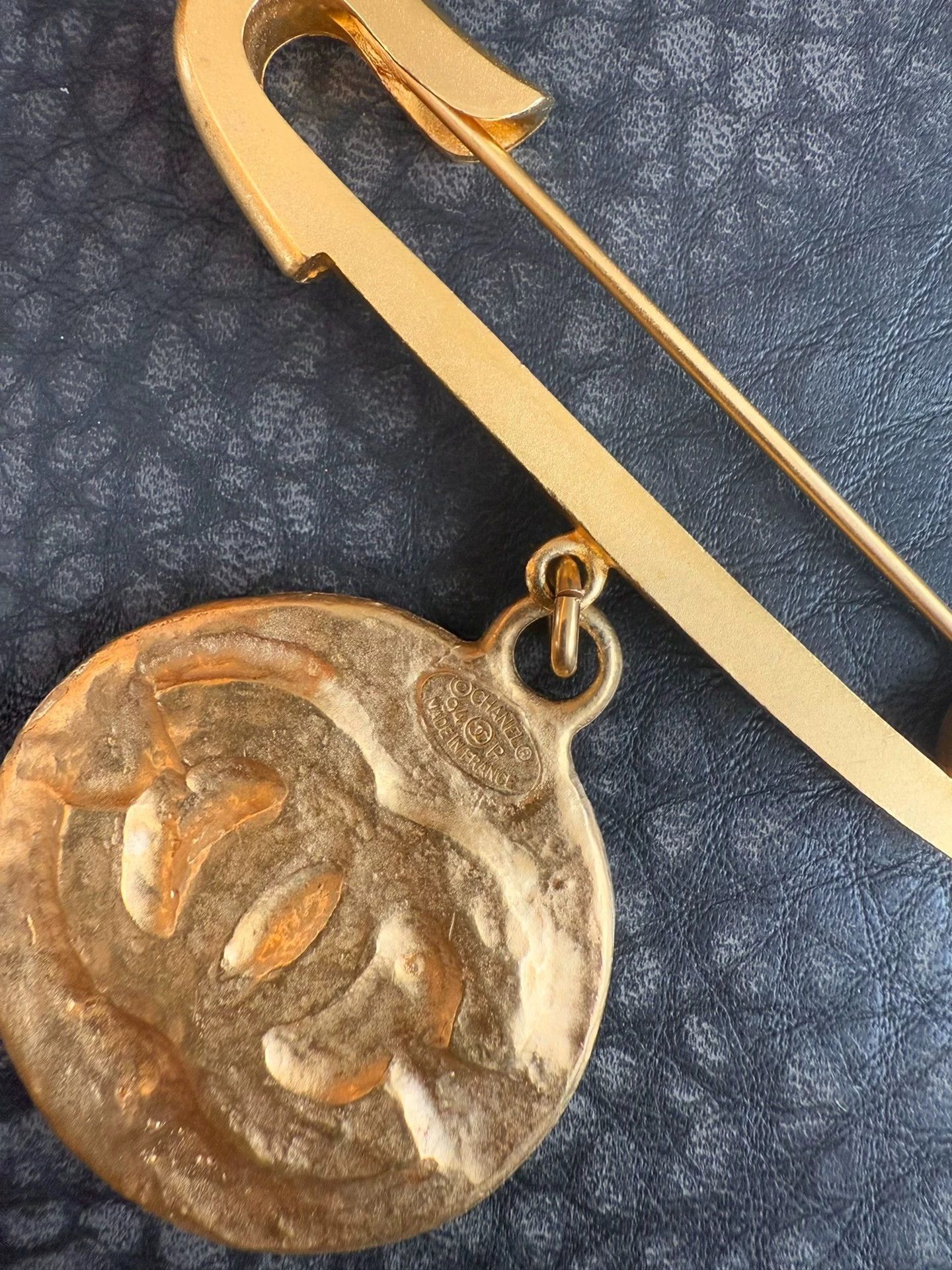 Chanel Chanel Vintage 1994 Coin Pendant Brooch Size ONE SIZE - 9 Thumbnail