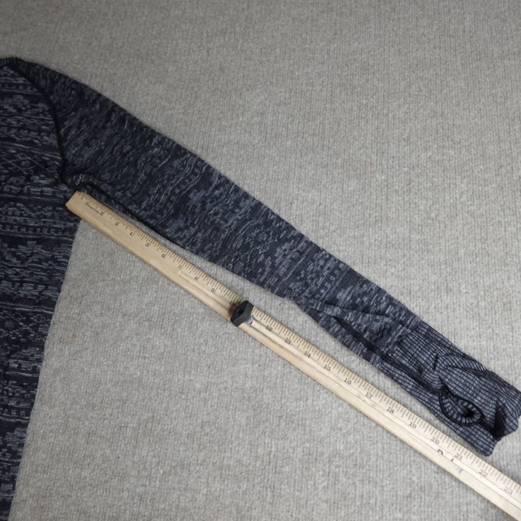 Lululemon Lululemon Womens Shirt Large Gray Geometric Pullover Crew Neck Activewear Running Geometric Shirt Womens L Gray Pullover Pullover Shirt Size L / US 10 / IT 46 - 6 Thumbnail