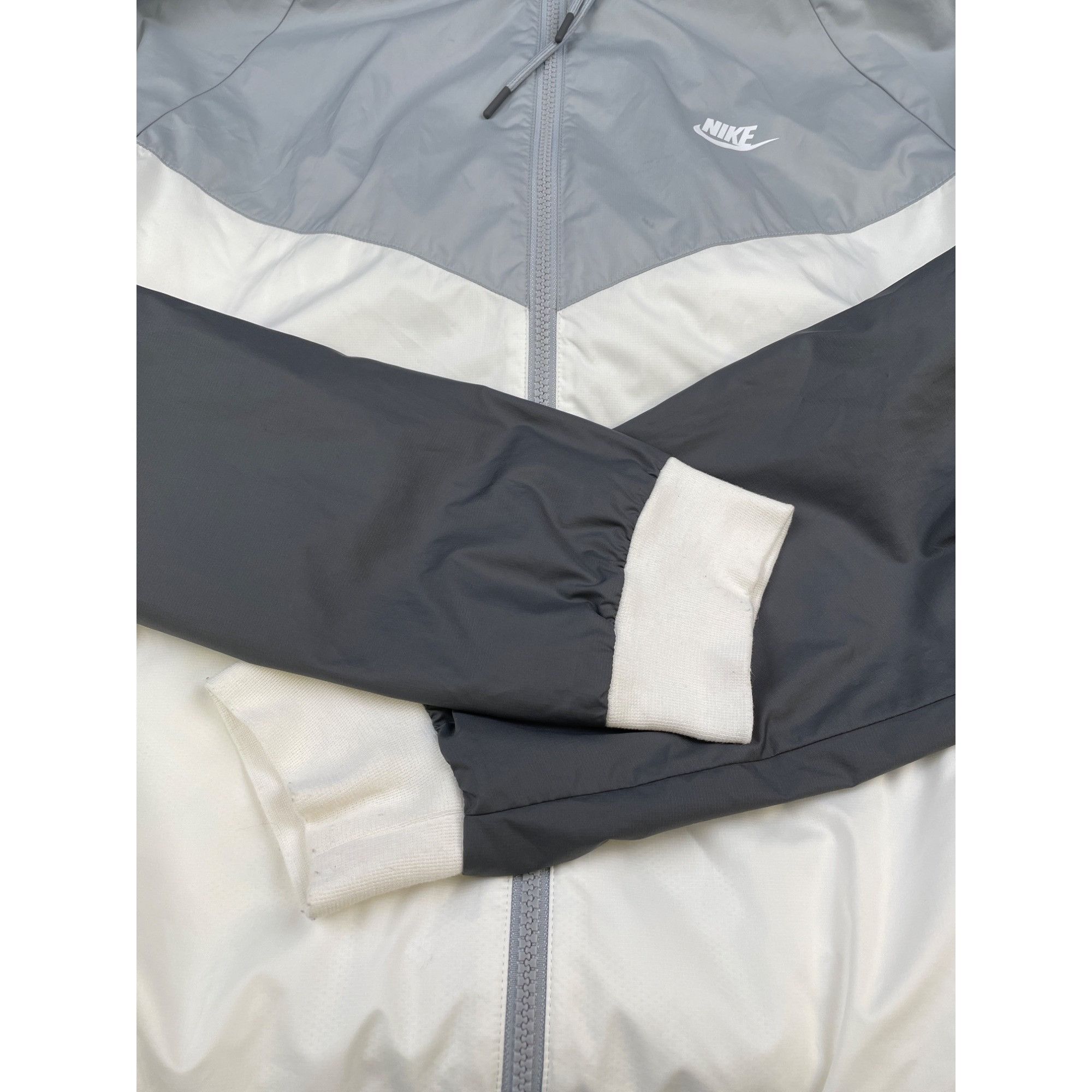 Nike Nike Men's Gray & White Jacket/Windbreaker Zipper Up Size XL Size US XL / EU 56 / 4 - 6 Thumbnail