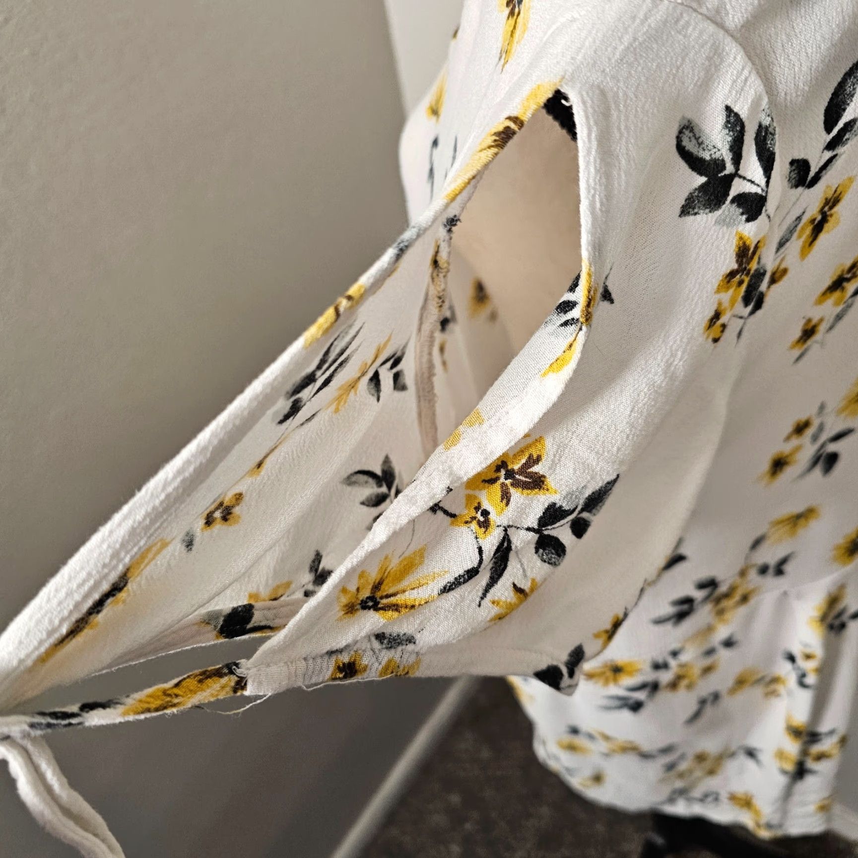 Torrid Torrid Blouse Shirt Women Plus Size 1 White Floral Sunflower Print Short Sleeve Scoop Neck Slit Accent Tie Casual Party/Cocktail Size XS / US 0-2 / IT 36-38 - 3 Thumbnail