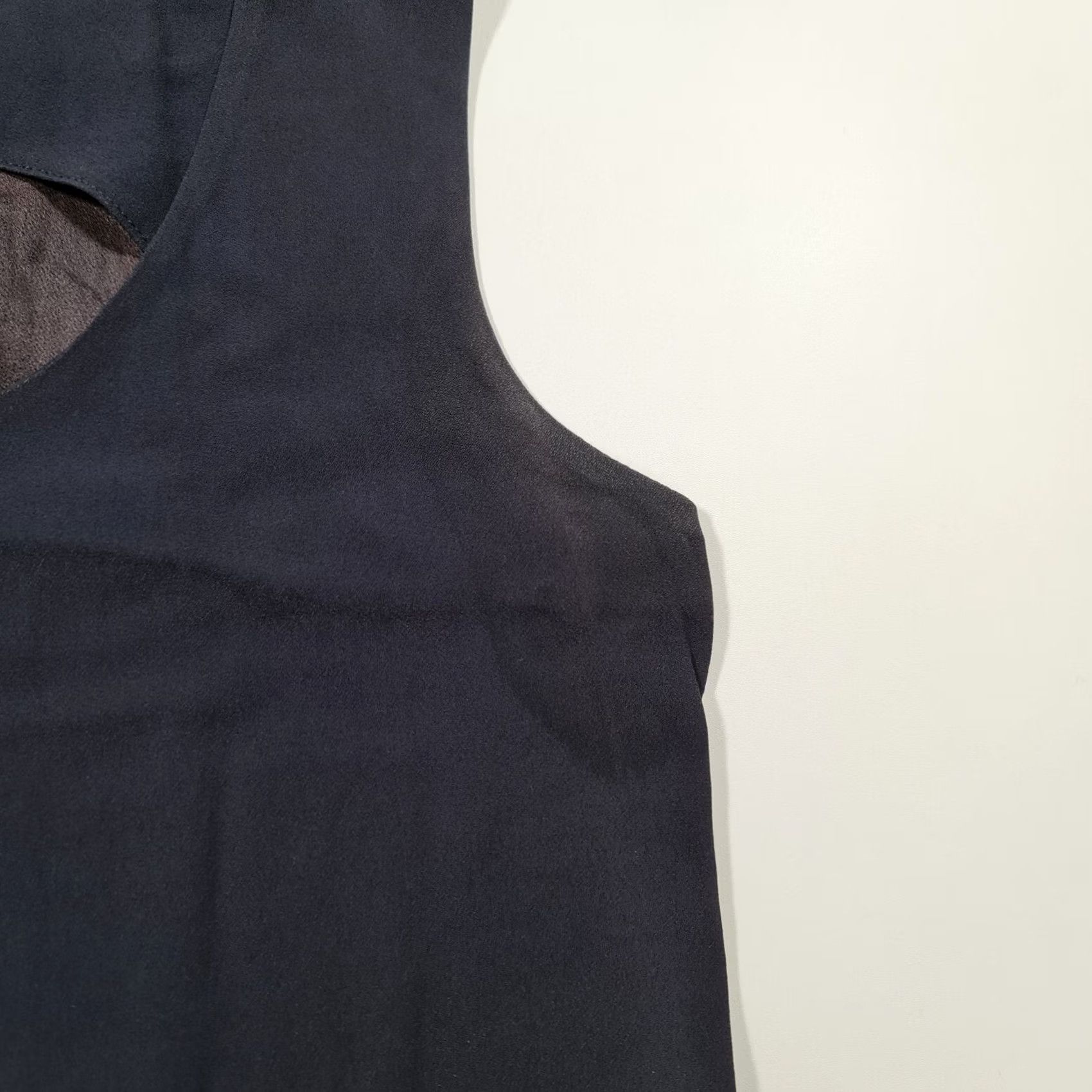 Vintage VINTAGE Ungaro Solo Donna Womens Silk Top Navy Blue 8 UK Sleeveless Blouse Top Size M / US 6-8 / IT 42-44 - 4 Thumbnail