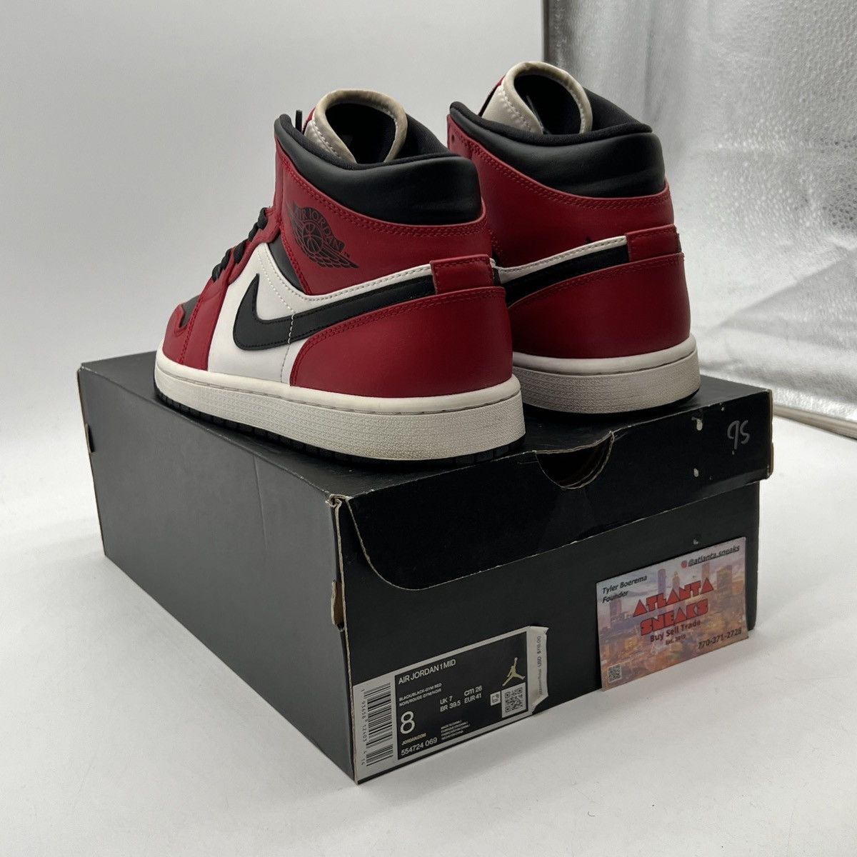 Nike Air Jordan 1 mid Chicago black toe Size US 8 / EU 41 - 4 Thumbnail