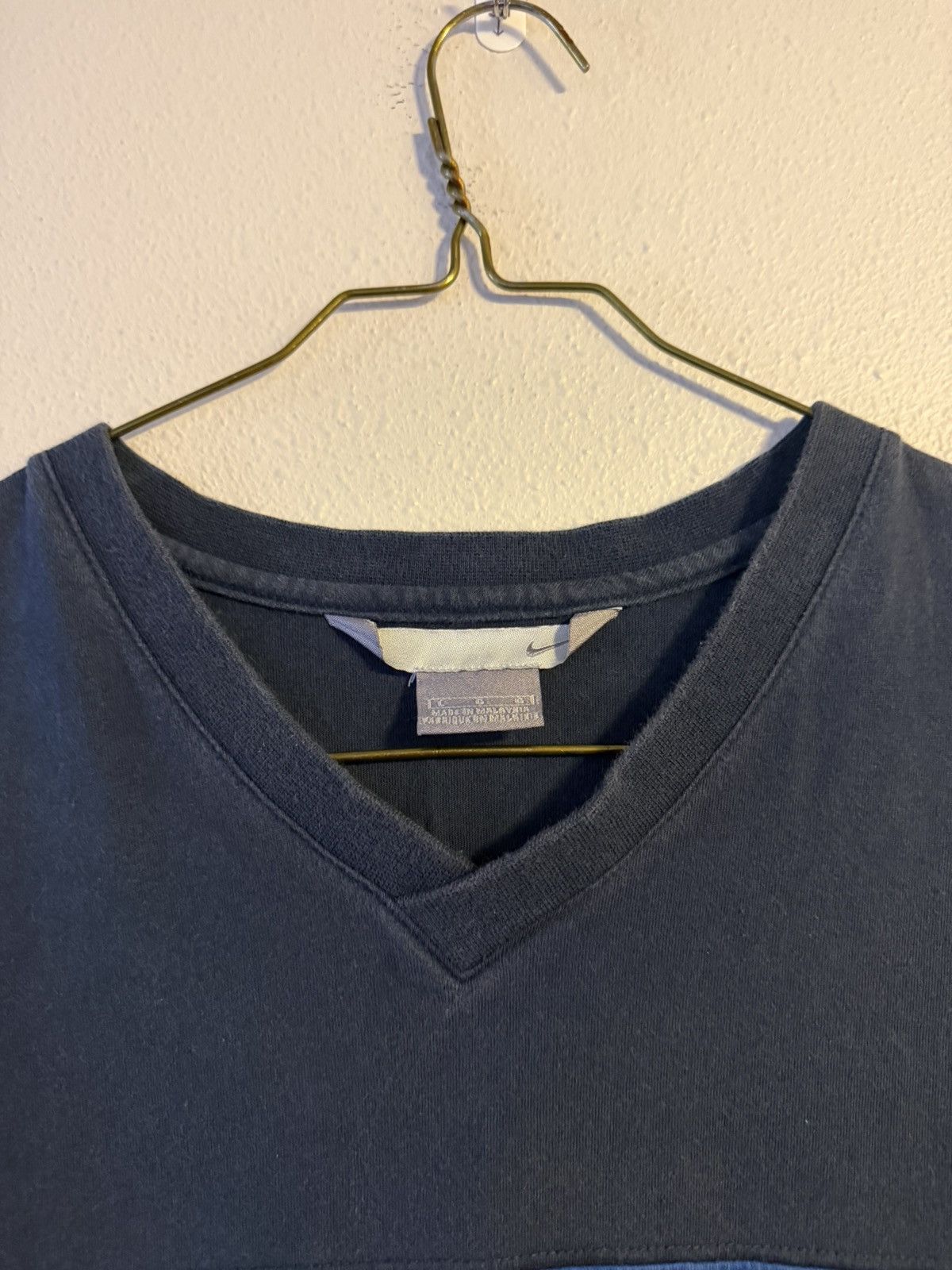 Nike vtg y2k 2000s nike two tone v neck cotton t shirt Size US L / EU 52-54 / 3 - 3 Thumbnail