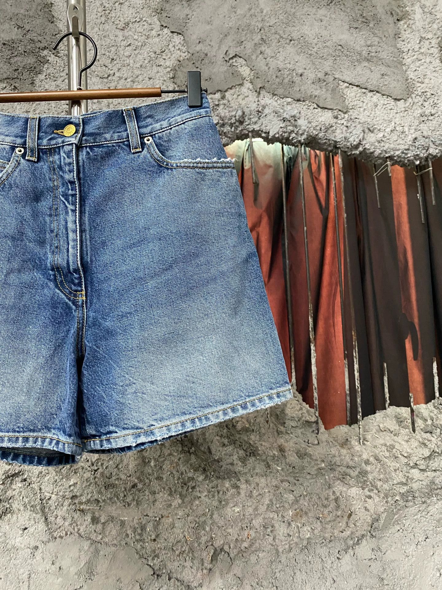 Gucci Gucci Women's Denim Shorts W25 New Size 25" / US 0 / IT 36 - 4 Thumbnail