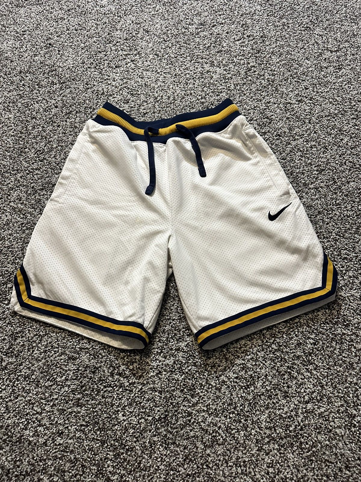 Nike Nike Michigan Basketball Shorts Size US 31 - 2 Thumbnail
