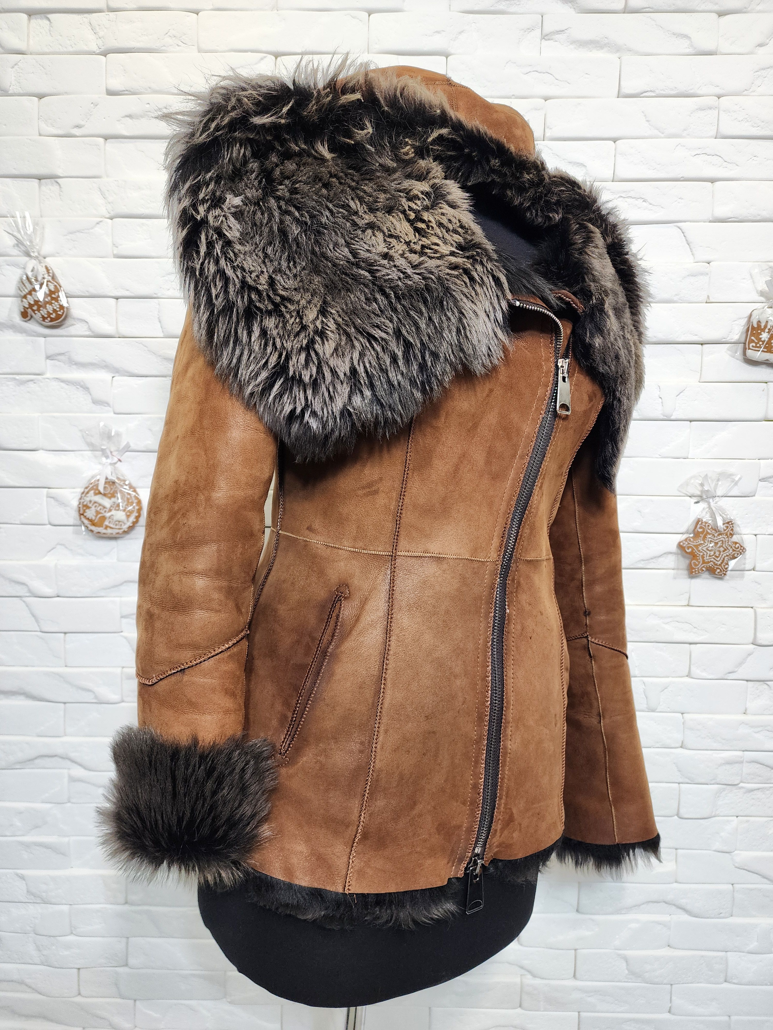 Uniqlo Brown Sheepskin Coat: Genuine Fur Hood, Metal Zipper. Size M / US 6-8 / IT 42-44 - 4 Thumbnail