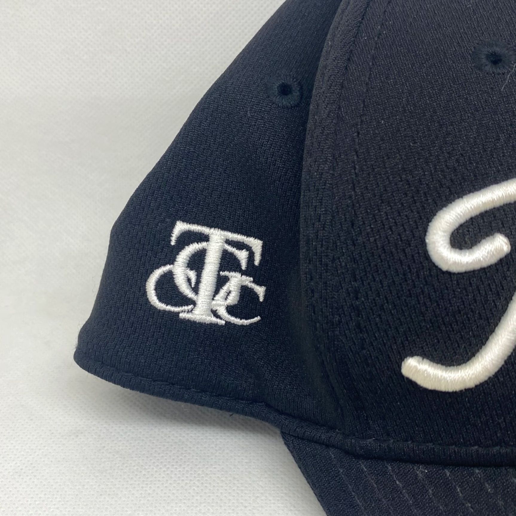 Titleist Titleist Golf Hat Fitted Medium/Large Black White Script *Course Logo* Stretch Unisex Adults M Black Golf Hat Size ONE SIZE - 3 Thumbnail