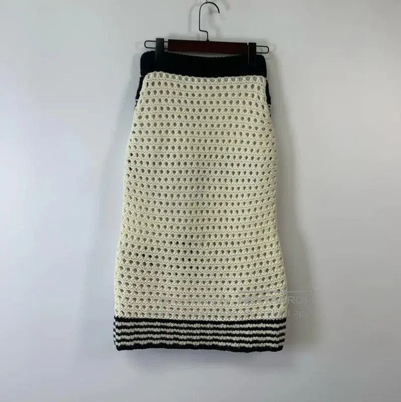 Burberry Burberry Women's White Wool Midi Skirt. Size 23" - 2 Thumbnail