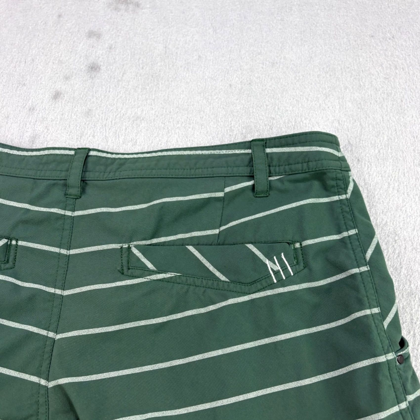 Lululemon Lululemon Kahuna Shorts Mens Size 32 Green Striped Preppy Chino Athleisure Front Zip Pockets Logo 10in Inseam Regular Fit Mens Size US 32 / EU 48 - 7 Thumbnail