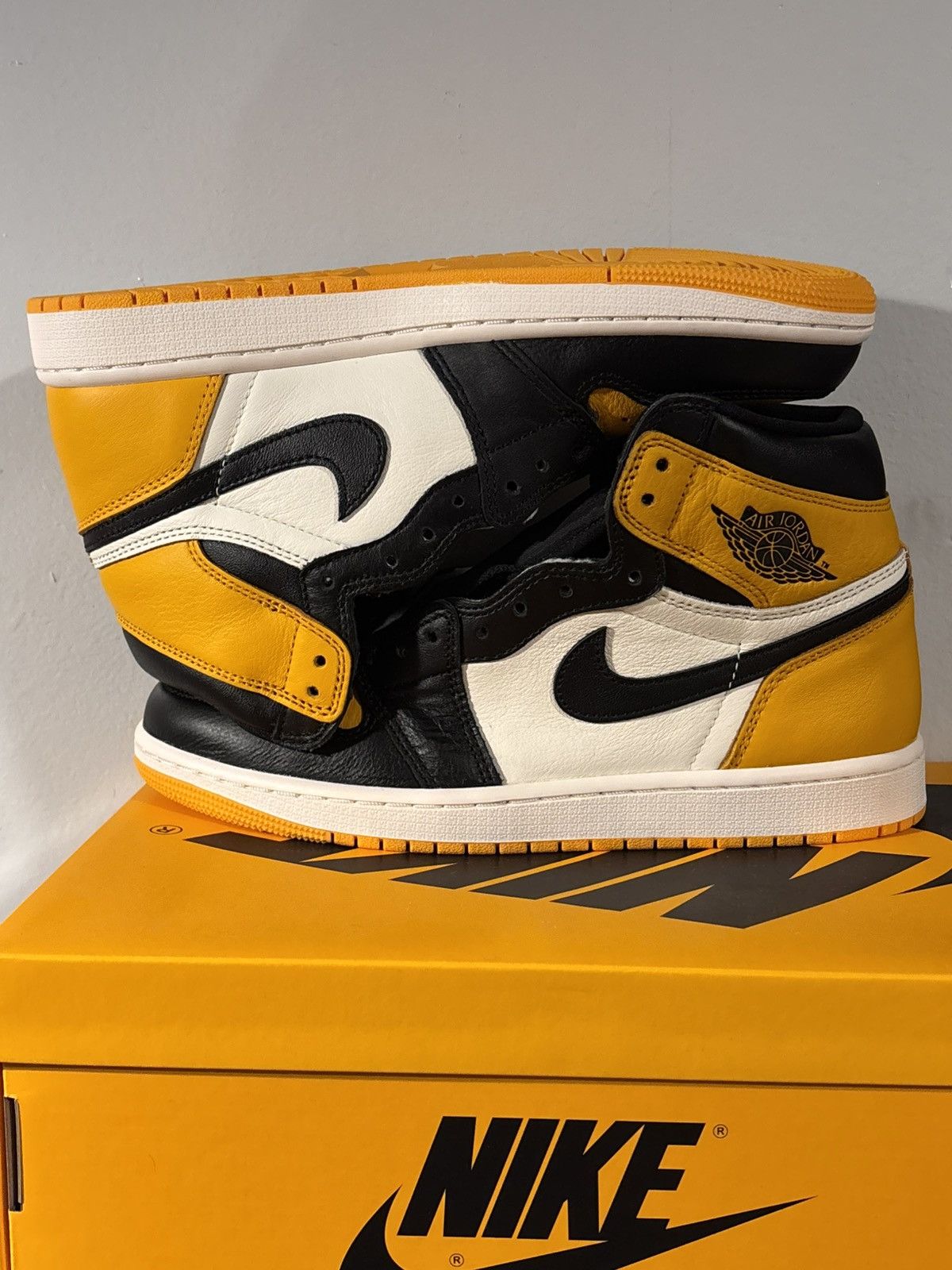 Jordan Brand Nike Air Jordan 1 Retro High OG Pollen 555088-701 Size 9 Size US 9 / EU 42 - 1 Thumbnail