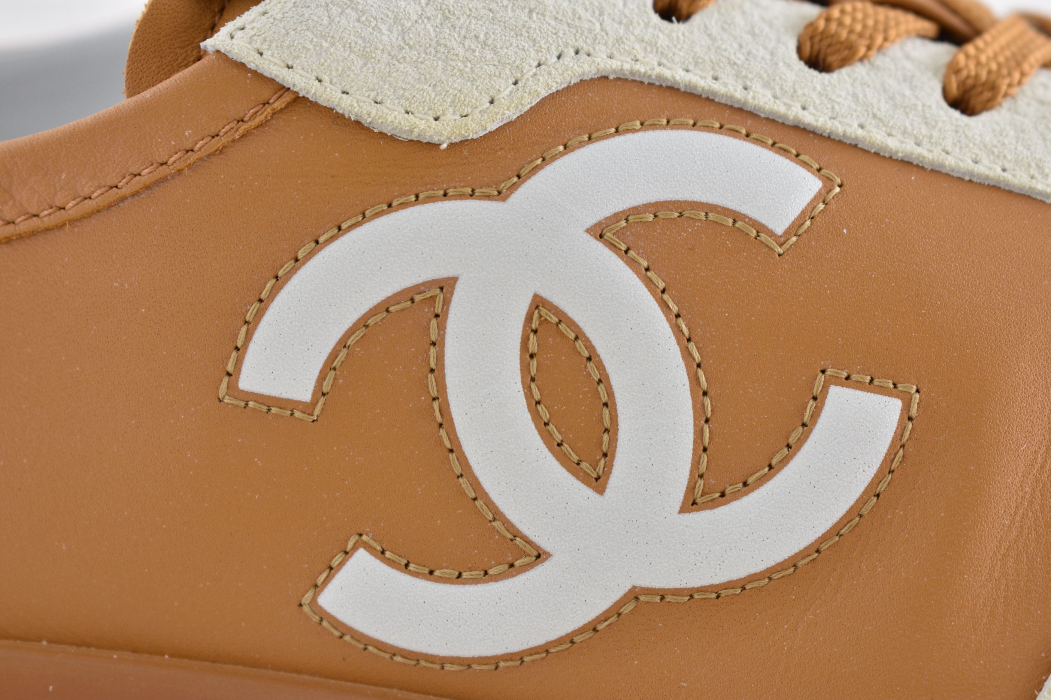 Chanel 26P White Leather Suede CC Logo Runner Trainer Sneaker 39.5 Size US 9.5 / IT 39.5 - 8 Thumbnail