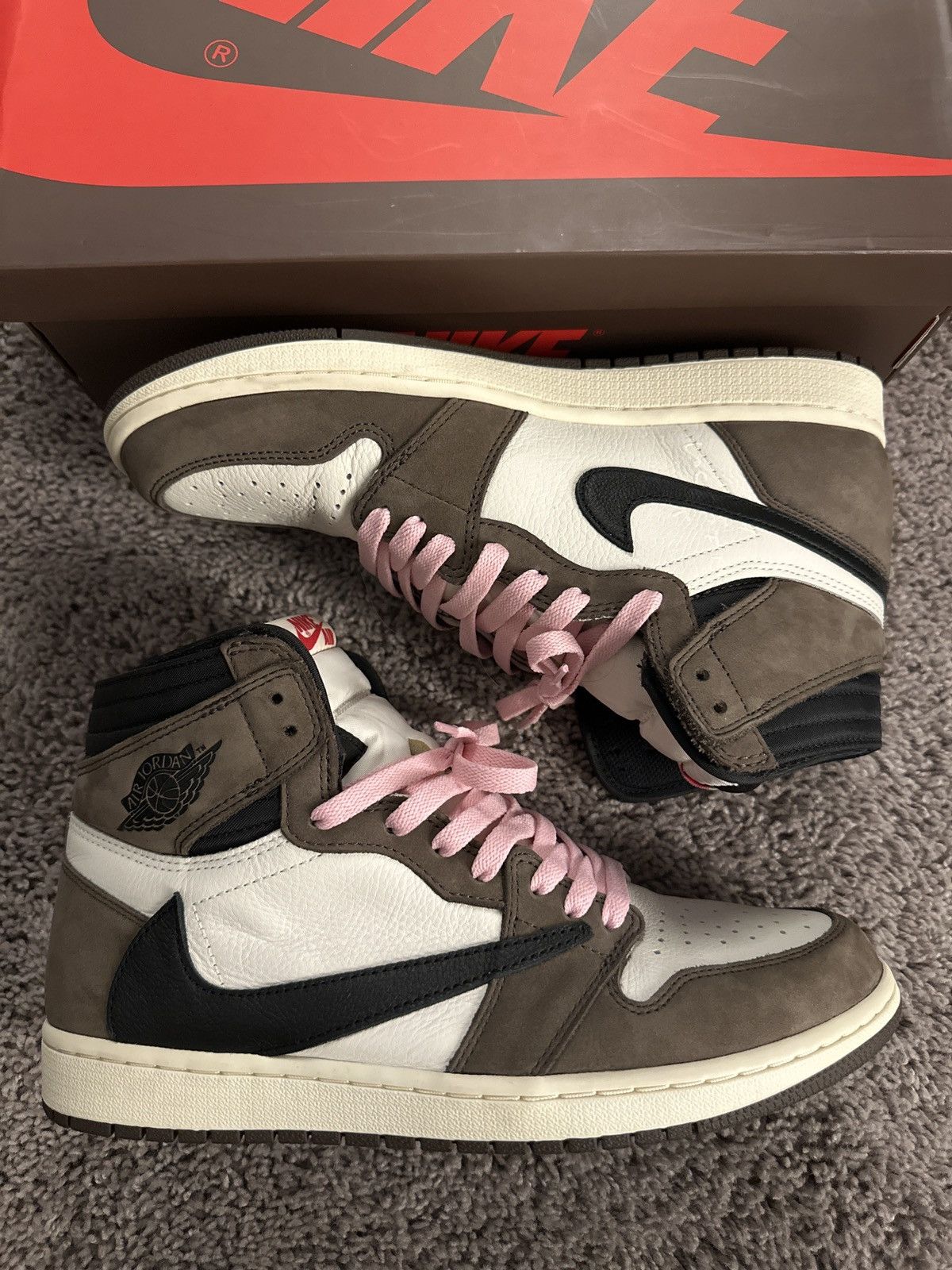 Jordan Brand × Nike × Travis Scott Jordan 1 Travis Scott OG Mocha Size US 10.5 / EU 43-44 - 1 Thumbnail