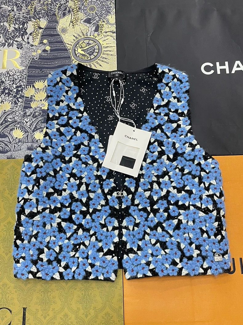 Chanel Chanel 24B blue knitting flower sequin cashmere vest Size XS / US 0-2 / IT 36-38 - 1 Thumbnail