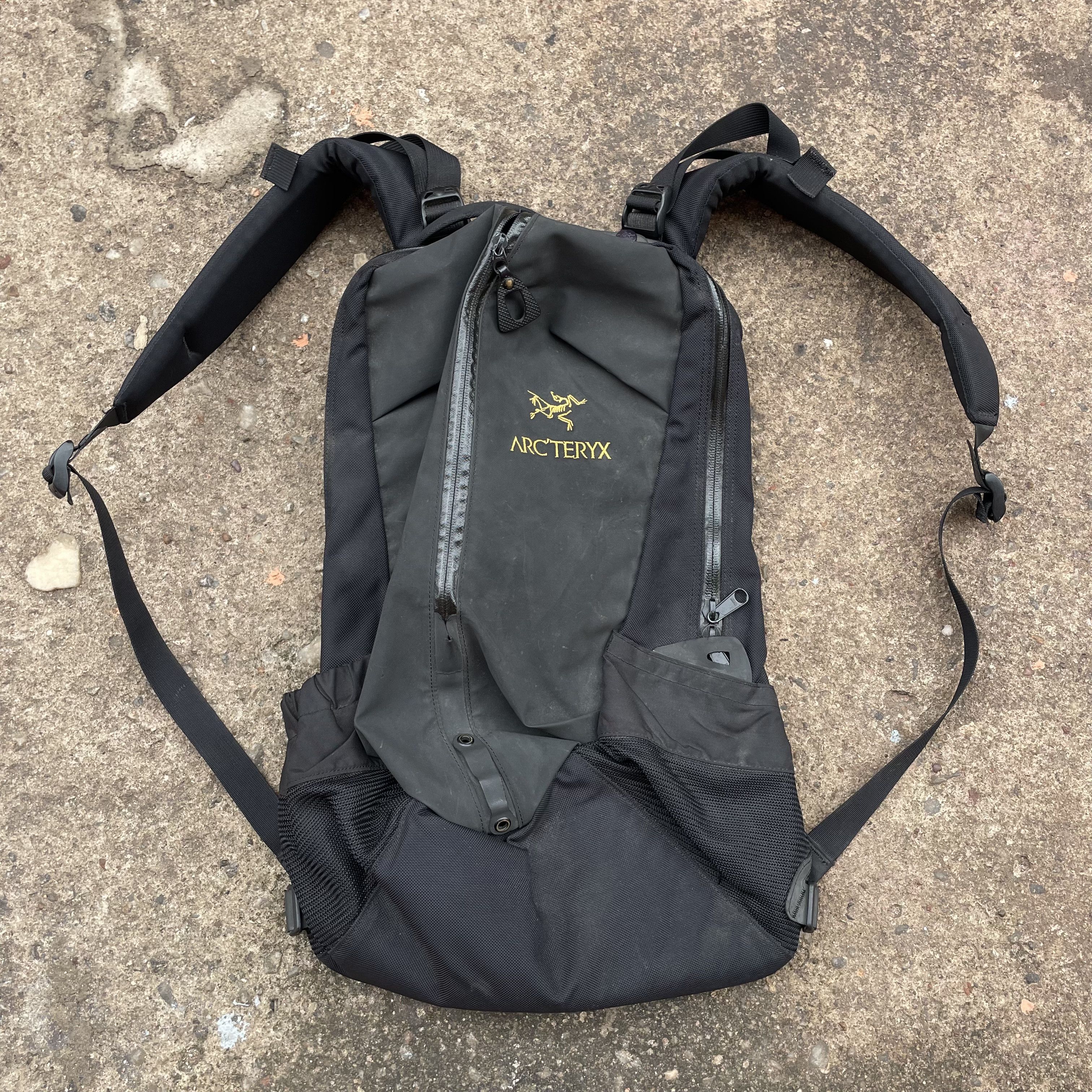 Arc'teryx Arro 22 Backpack - Arc'Teryx - Carbon | Grailed