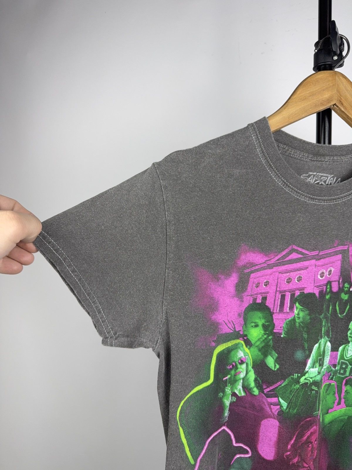Warner Bros 2021 Chilling Adventures Sabrina Tee Y2K Gothic XS Size XS / US 0-2 / IT 36-38 - 3 Thumbnail
