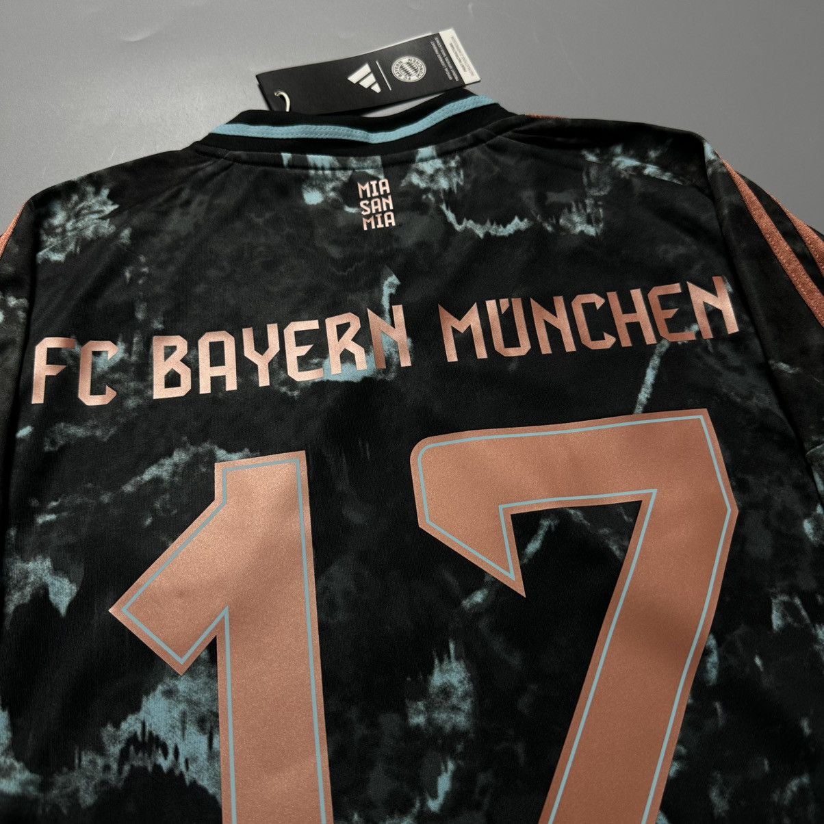 Vintage BAYERN ADIDAS 2024/2025 FOOTBALL AWAY JERSEY #17 OLISE Size US L / EU 52-54 / 3 - 11 Thumbnail