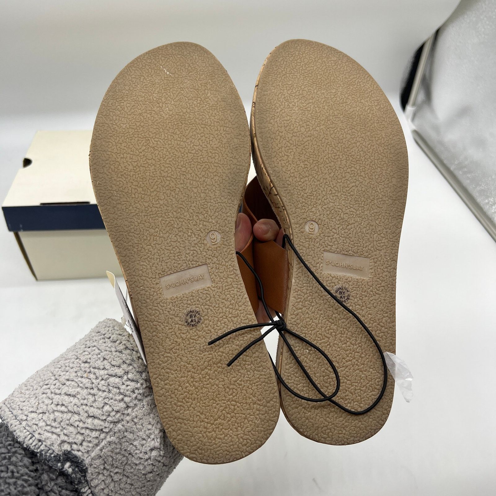 Other St. John's Bay Womens Salden Flip-Flops Brown Cognac Size 9M Size US 9 / IT 39 - 6 Thumbnail