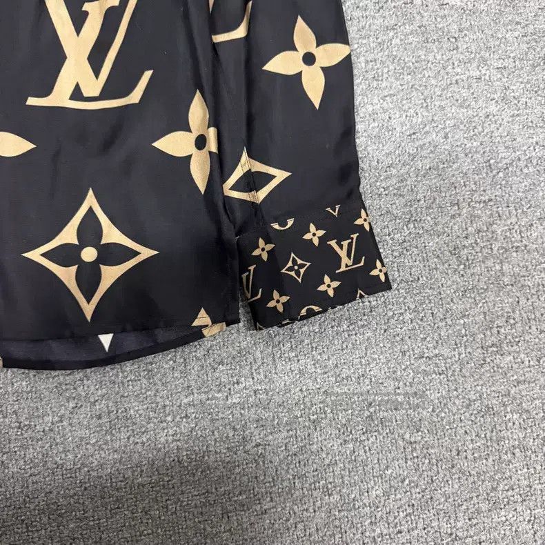 Louis Vuitton Louis Vuitton Full print silk shirt Size S / US 4 / IT 40 - 5 Thumbnail