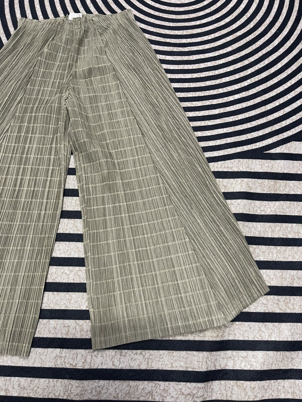 Pleats Please Issey Miyake 90s PLEATS PLEASE ISSEY MIYAKE PLISSE EFFECT FLARE TROUSERS Size 30" / US 8 / IT 44 - 4 Thumbnail