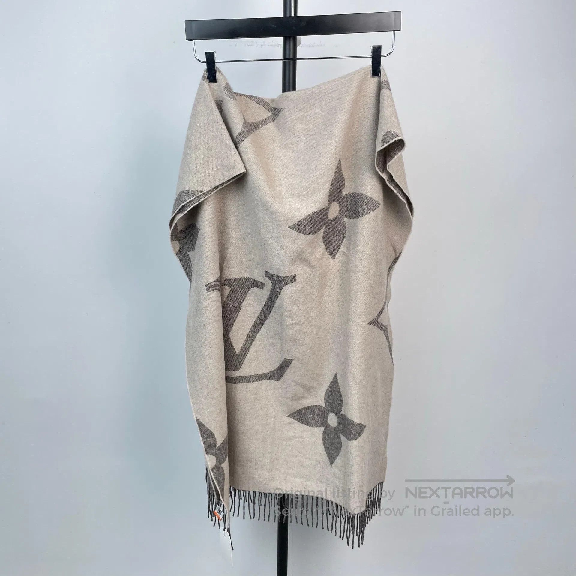 Louis Vuitton Louis Vuitton Gray mixed with ivory cashmere scarf with fr Size ONE SIZE - 2 Thumbnail