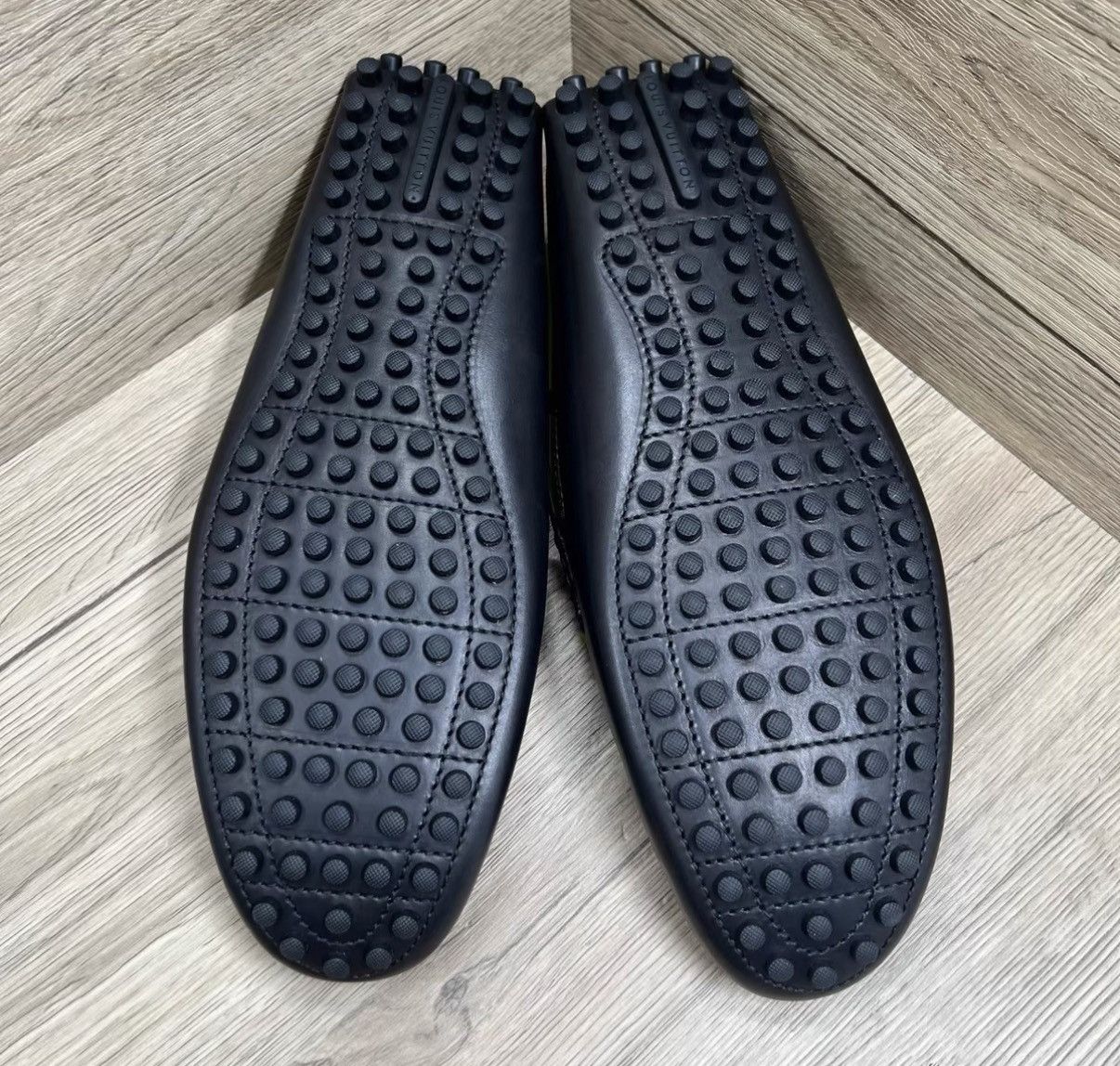 Louis Vuitton Louis Vuitton Black & Gold Loafers J41 Size US 10 / EU 43 - 5 Thumbnail