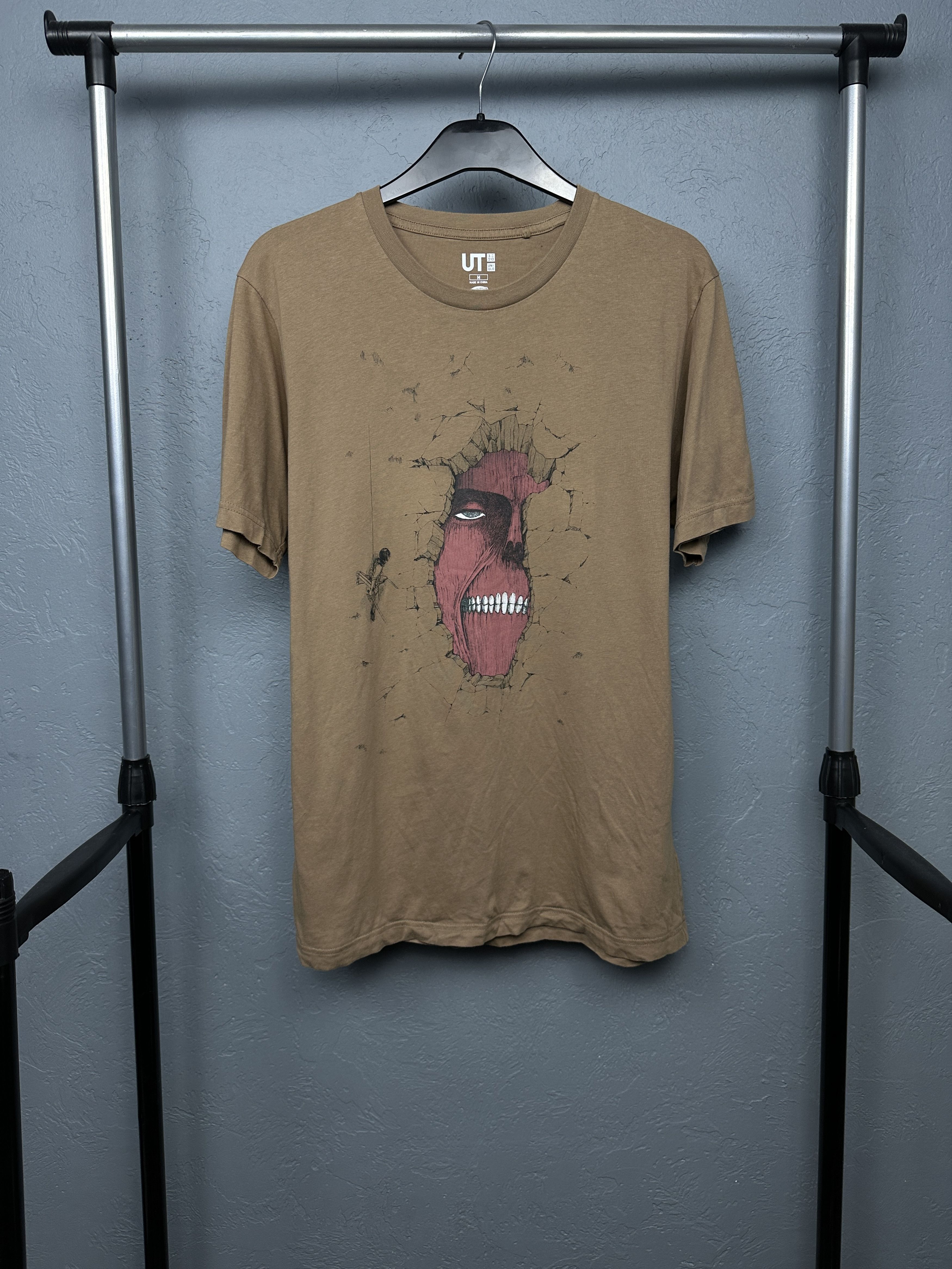 Uniqlo Uniqlo U Utility Attack On Titan Mens T-Shirt Size US M / EU 48-50 / 2 - 1 Thumbnail