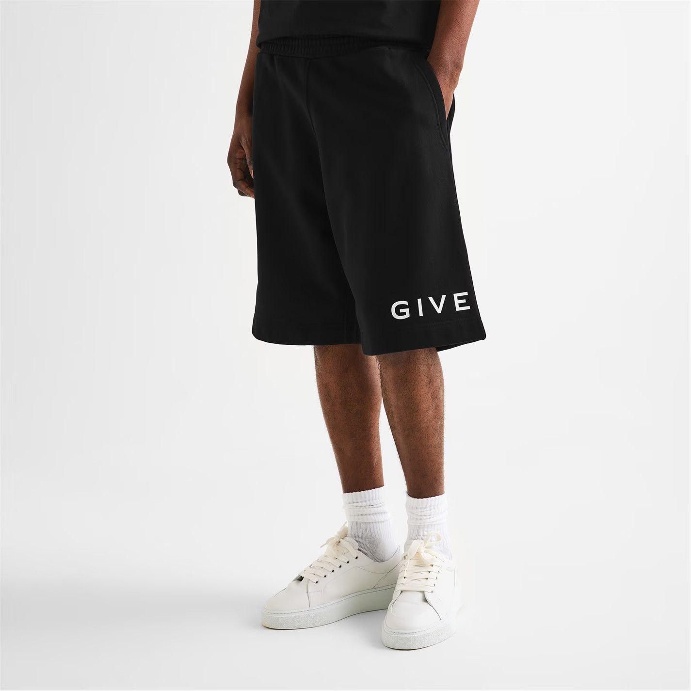 Givenchy o1g2r1mq0426 Boxy Fit Fleece Jogger Shorts in Black Size US 34 / EU 50 - 3 Thumbnail