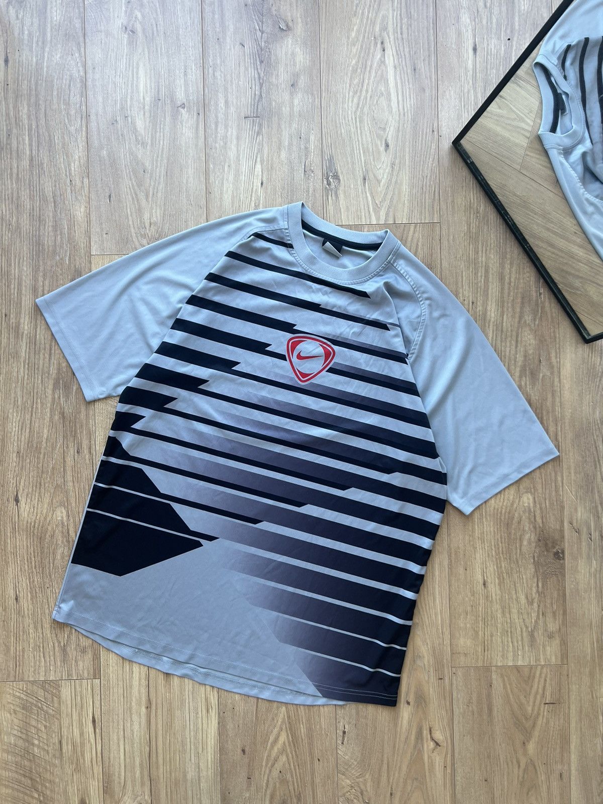 Nike 00’s NIKE CENTR SWOOSH VINTAGE RARE TEE Y2K Size US XL / EU 56 / 4 - 1 Thumbnail